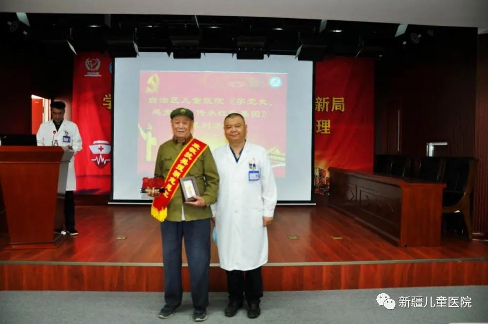 图1-2牛伟亚为毕春福同志佩戴绶带、颁发抗美援朝纪念章及建党100周年纪念品