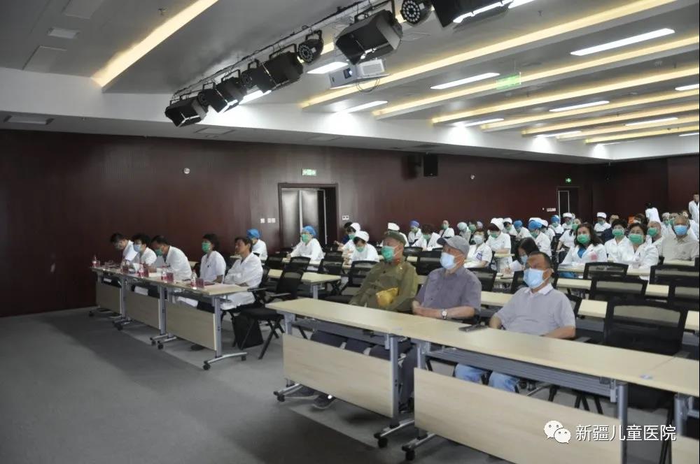 图1-4医院党委副书记、执行院长孙宁为毕春福同志颁发预备役士兵兵役证、先进工作者证书及安全生产荣誉勋章 图1-4医院党委副书记、执行院长孙宁为毕春福同志颁发预备役士兵兵役证、先进工作者证书及安全生产荣誉勋章