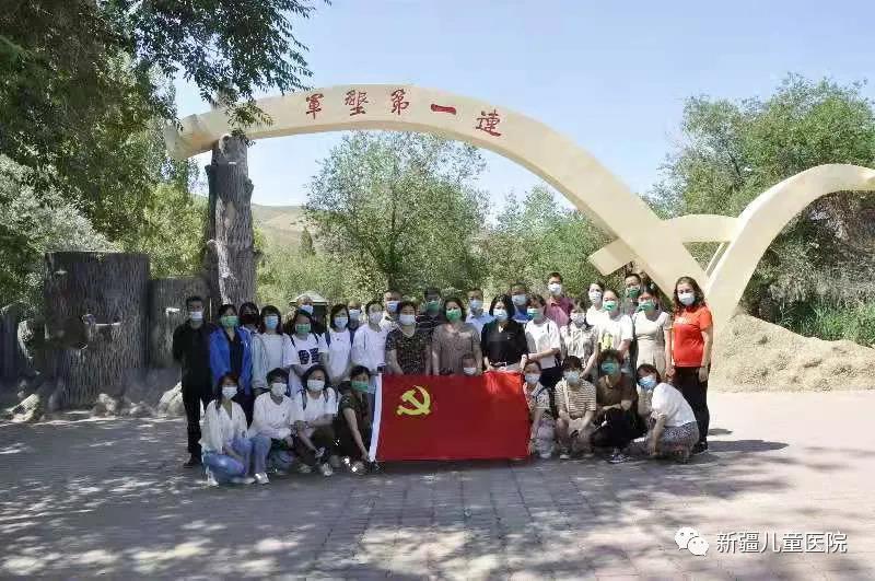 图3-2党员们抵达石河子军垦第一连 图3-2党员们抵达石河子军垦第一连