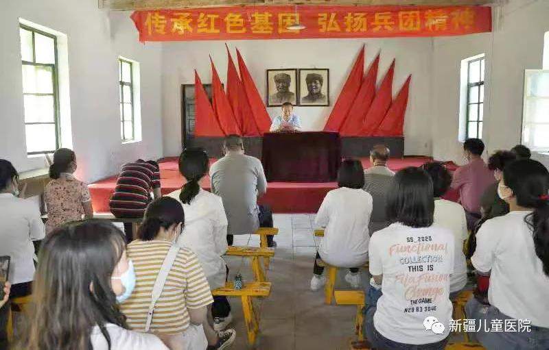 图3-3党员们聆听自治区儿童医院纪委书记韩启明讲述红色故事 图3-3党员们聆听自治区儿童医院纪委书记韩启明讲述红色故事