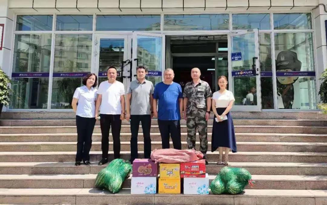 图1-1自治区儿童医院党委书记、副院长牛伟亚一行为民警们送去慰问品 图1-1自治区儿童医院党委书记、副院长牛伟亚一行为民警们送去慰问品