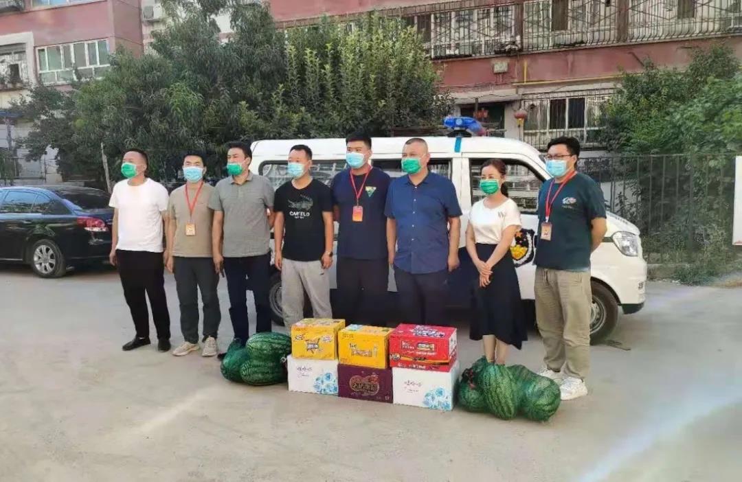 图1-2牛伟亚一行为社区工作人员送去慰问品