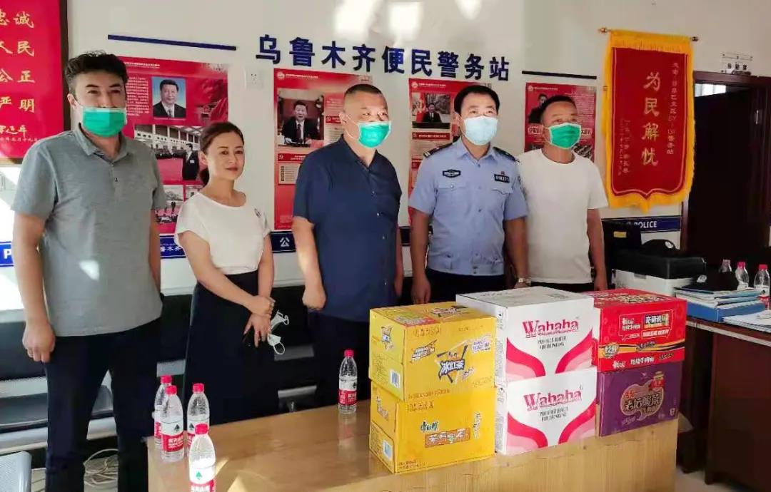 图1-3牛伟亚一行为便民警务站送去慰问品 图1-3牛伟亚一行为便民警务站送去慰问品