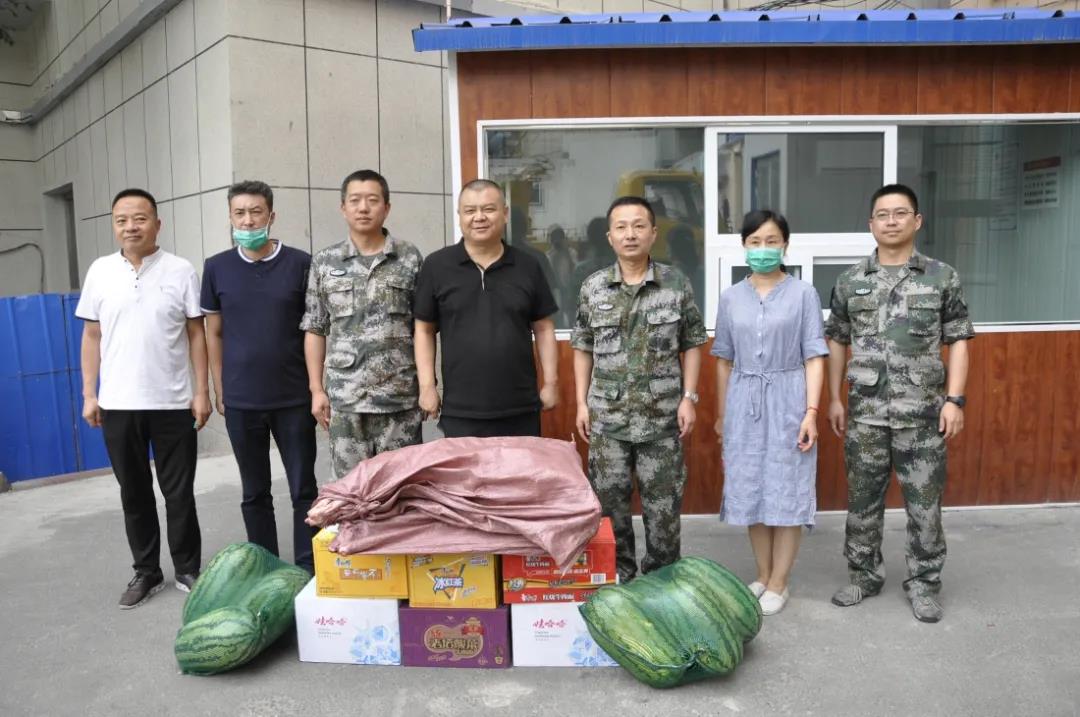 图1-7牛伟亚一行为某陆军预备役通信团送去慰问品 图1-7牛伟亚一行为某陆军预备役通信团送去慰问品