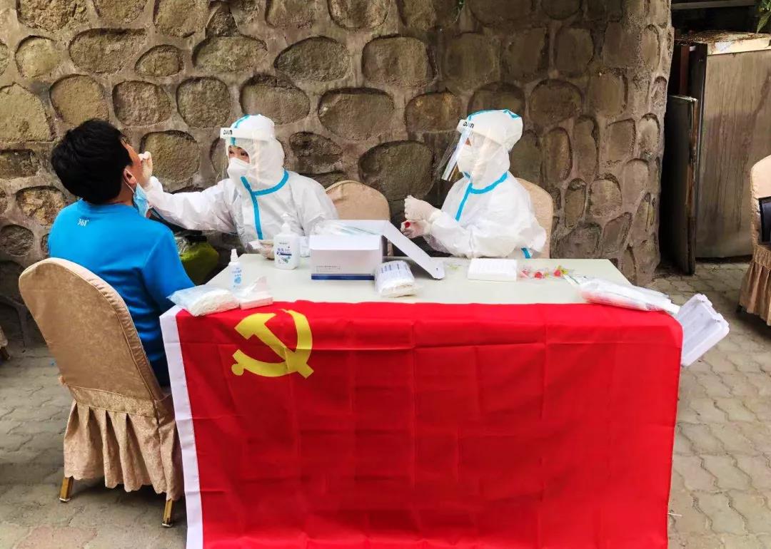 图2-2咽拭子采集现场