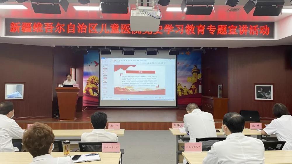 图2:新疆职业大学教授张宏燕授课中 图2:新疆职业大学教授张宏燕授课中