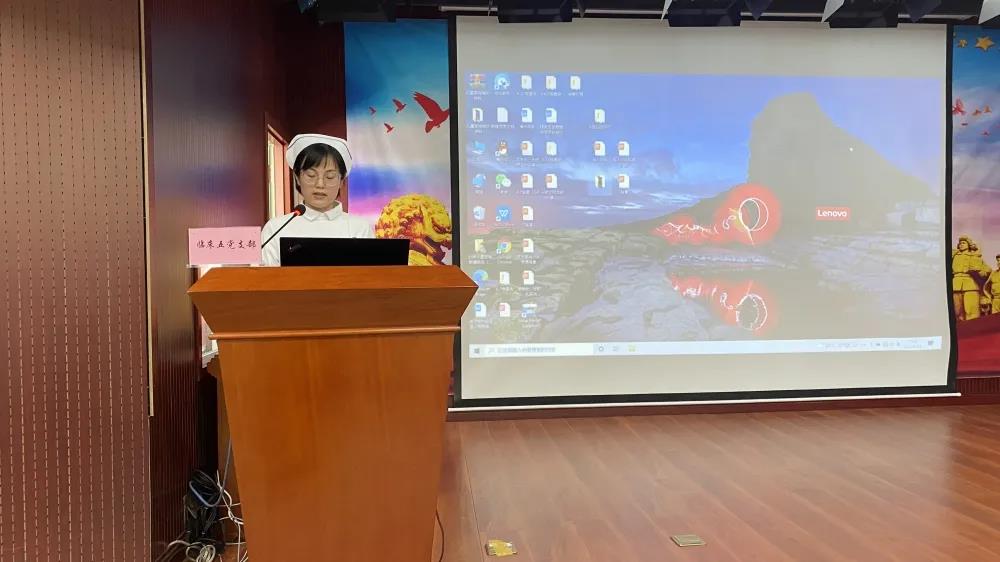 图4:自治区卫生健康委优秀党员代表、自治区儿童医院临床五支部党员程云仙作表态发言 图4:自治区卫生健康委优秀党员代表、自治区儿童医院临床五支部党员程云仙作表态发言