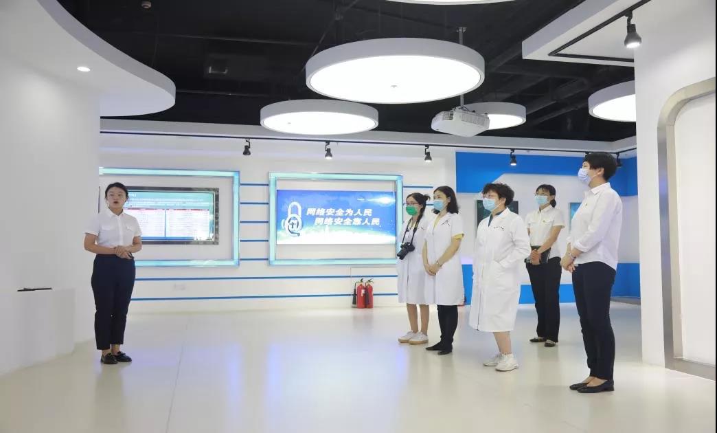 图1-2自治区党委网信办工作人员讲解现场