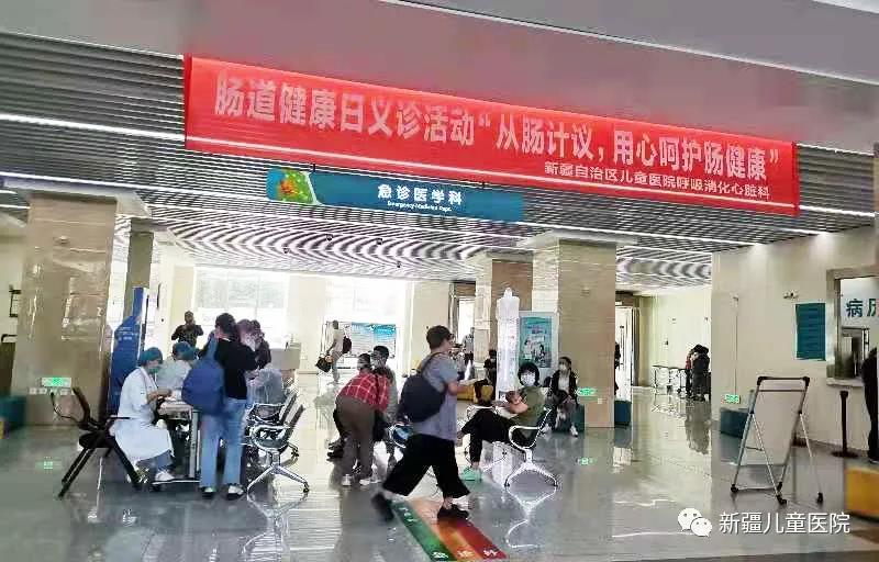 图4-1义诊现场 图4-1义诊现场