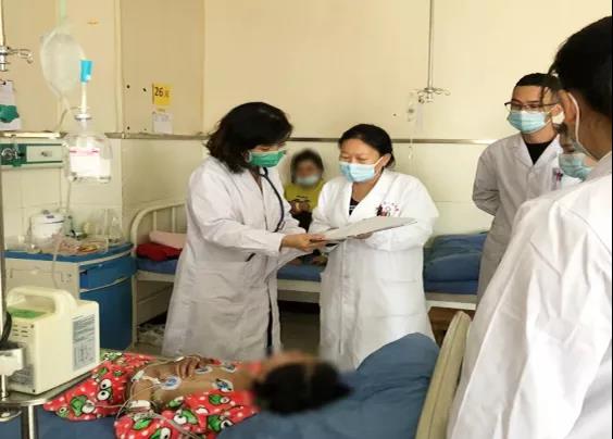 图5-5专家组进行查房 图5-5专家组进行查房