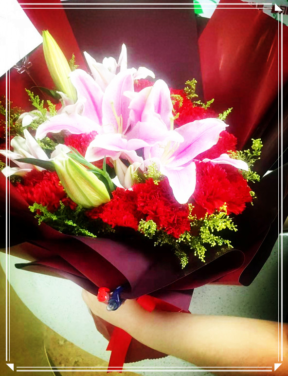 3月25日，鲜花和现金是13床白鸽家属送给迪拉热医生，现金已交住院费。