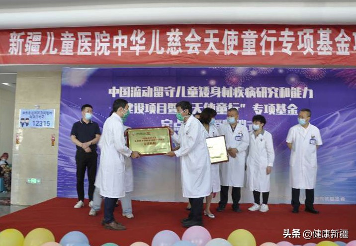 图2授牌现场 图2授牌现场