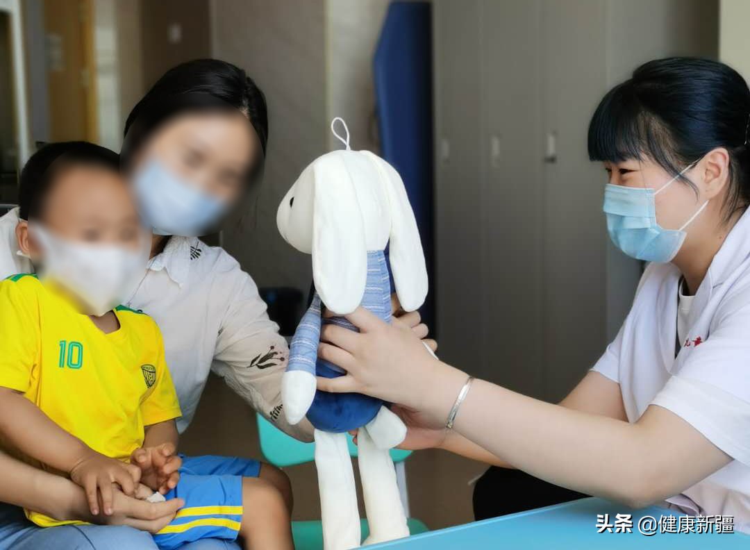 图8义诊现场专家为小朋友送上精心准备的礼物 图8义诊现场专家为小朋友送上精心准备的礼物