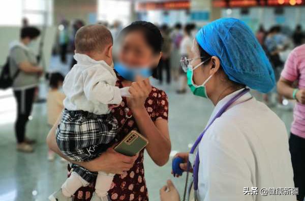 图10前来义诊的小朋友及家属 图10前来义诊的小朋友及家属