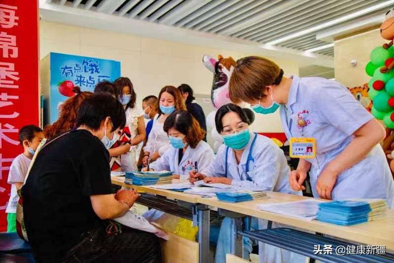 图11义诊现场 图11义诊现场