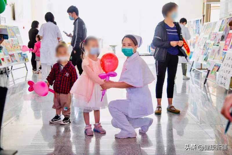 图16医护人员给孩子送礼物 图16医护人员给孩子送礼物