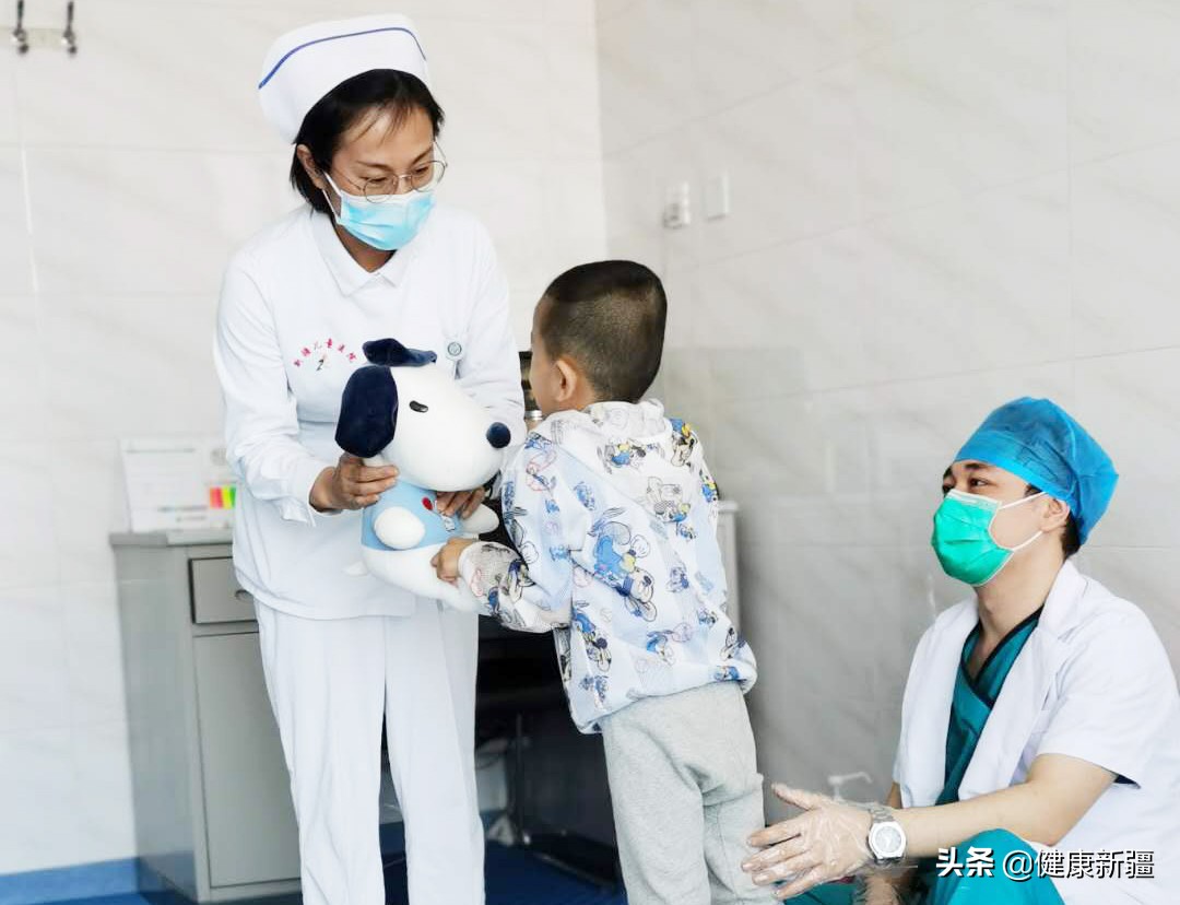 图17康复医学科医生把小礼物送到病区小朋友手中 图17康复医学科医生把小礼物送到病区小朋友手中