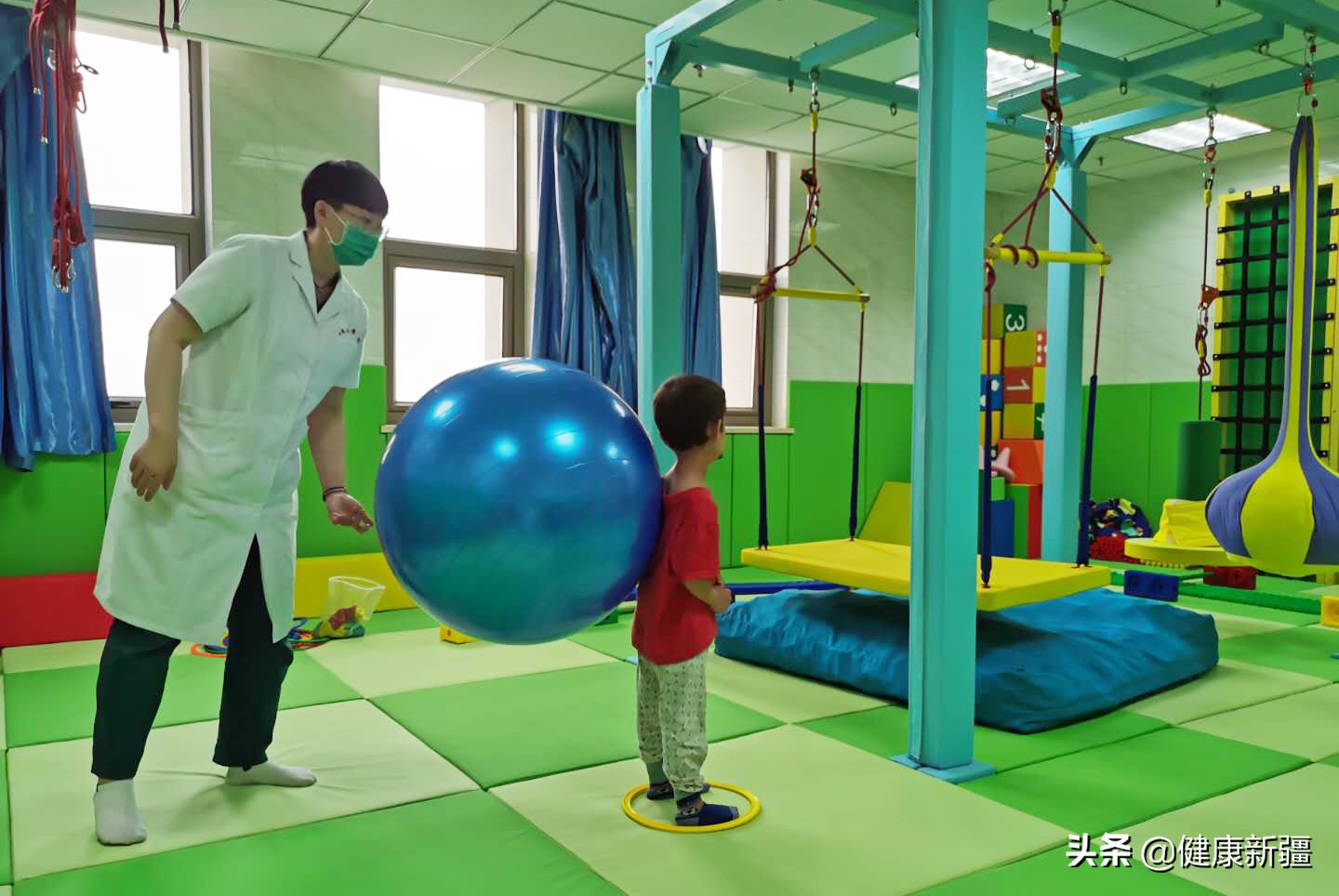 图18康复医学科医护人员帮助患儿做康复训练