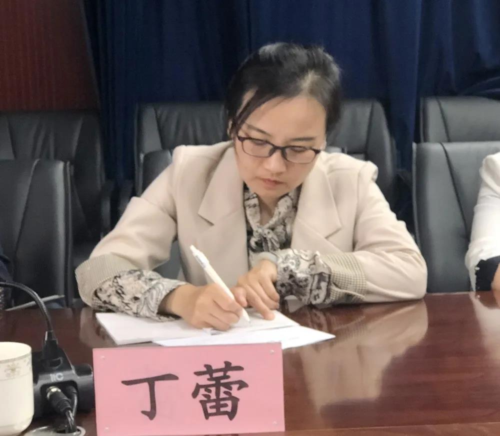 图1-3自治区卫生健康委科教处副处长丁蕾发言