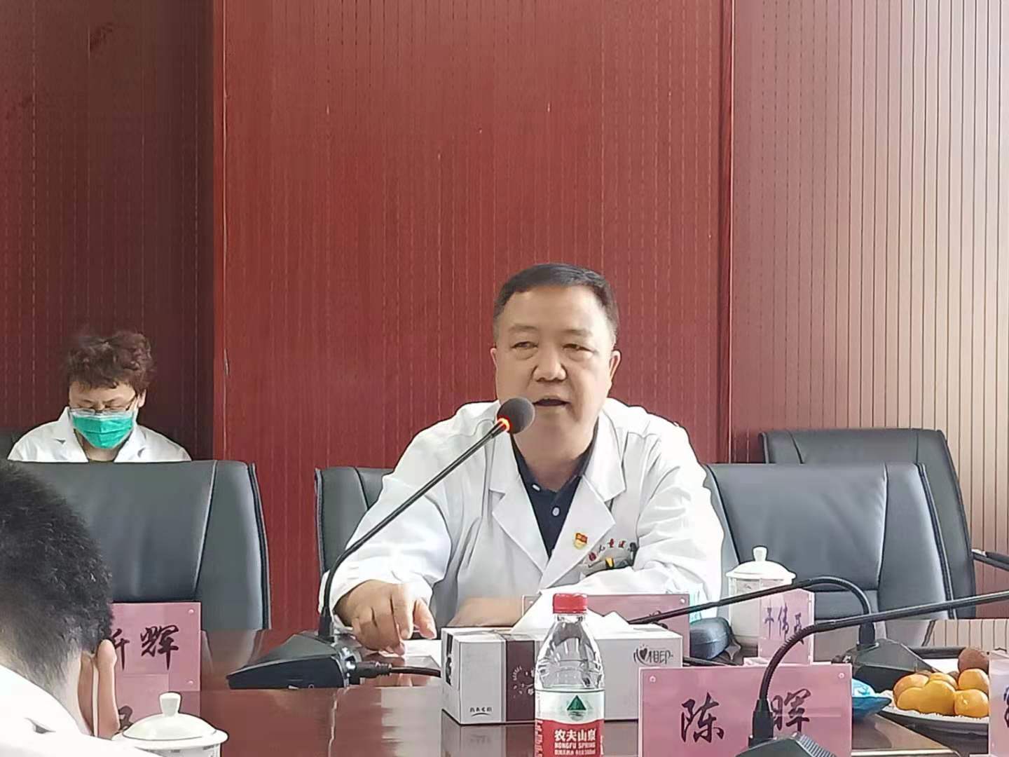 ▲图为党委委员、副院长李水学主持会议