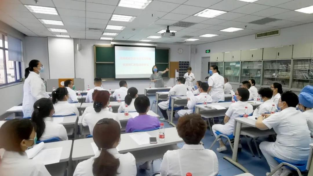 图4-4各相关专业对口科室负责人与进修人员现场一一对接 图4-4各相关专业对口科室负责人与进修人员现场一一对接