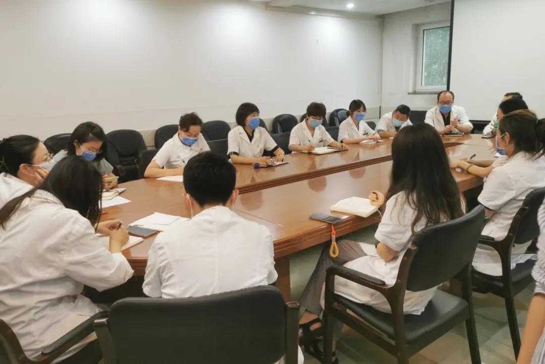 图4-5各相关专业对口科室负责人与进修人员现场一一对接 图4-5各相关专业对口科室负责人与进修人员现场一一对接