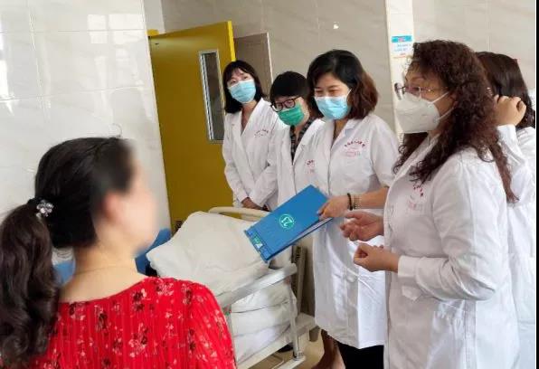 图1-3巩纯秀主任团队查房 图1-3巩纯秀主任团队查房