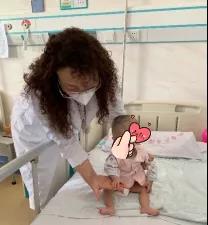 图1-4巩纯秀查看患儿身体情况 图1-4巩纯秀查看患儿身体情况