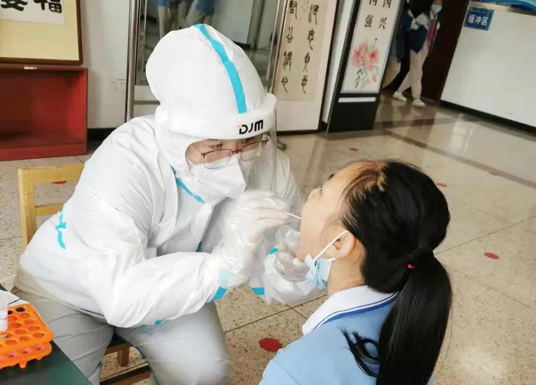 图3-3医护人员为学生进行核酸采集 图3-3医护人员为学生进行核酸采集