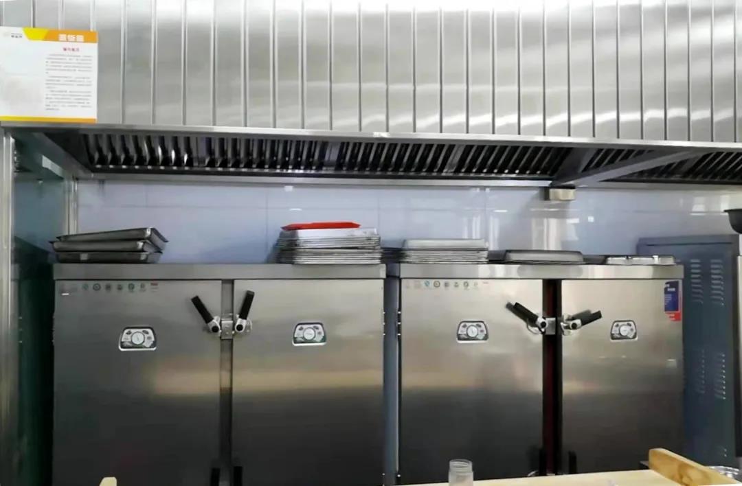 图4-3干净整洁的后厨 图4-3干净整洁的后厨