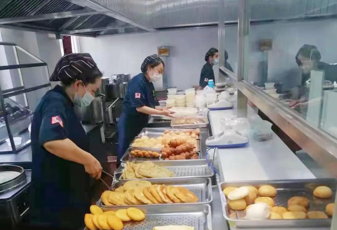 图4-7工作中的食堂工作人员 图4-7工作中的食堂工作人员